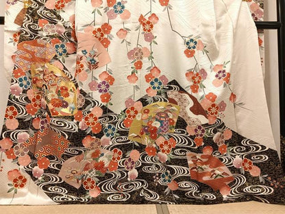 平和屋着物●豪華振袖　駒刺繍　地紙御所車貝桶花文　金彩　正絹　逸品　AABI4849ph
