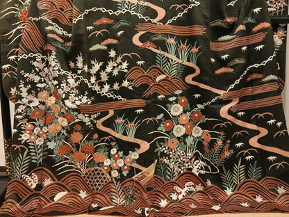 平和屋着物●豪華振袖　駒刺繍　松竹梅草花籬立波文　黒地　金彩　正絹　逸品　AABI4899ph