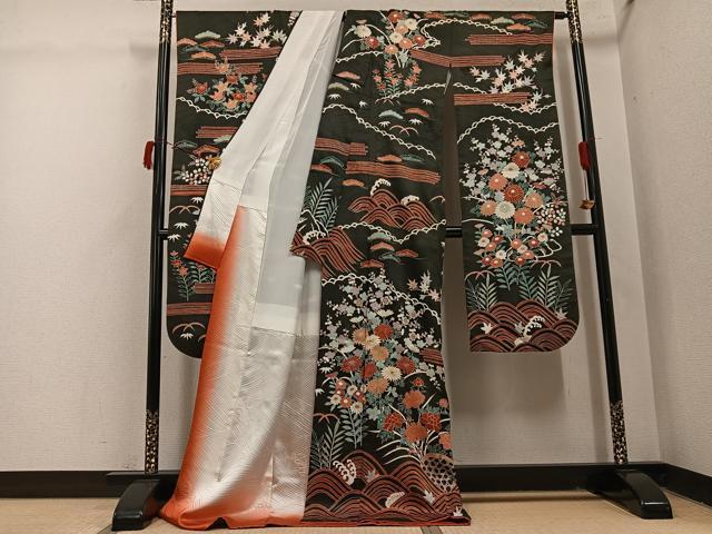 平和屋着物●豪華振袖　駒刺繍　松竹梅草花籬立波文　黒地　金彩　正絹　逸品　AABI4899ph