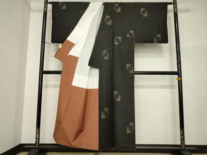 平和屋着物●本場大島紬　カタス9マルキ　地空き　色紙重ね文　黒地　正絹　逸品　AABI5147ck