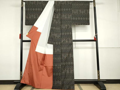 平和屋着物●本場大島紬　カタス7マルキ　更紗花文　象　黒地　正絹　逸品　AABI5177cs