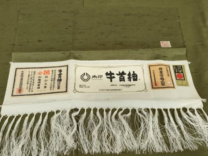 平和屋着物●石川県指定無形文化財　牛首紬　白山工房　手織り　色無地　松葉色　まるやま扱い　証紙付き　正絹　逸品　AABI5213cs