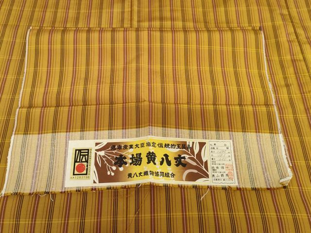平和屋着物●本場黄八丈　平織　伝統工芸士:西條謹一　奥山鶴美　格子　証紙付き　正絹　逸品　AABI5214cs 平和屋着物○本場黄八丈 平織 伝統工芸士:西條謹一 奥山鶴美 格子 証紙
