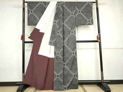 平和屋着物●本場大島紬　カタス9マルキ　蜀江文　黒地　正絹　逸品　AABI5233cs