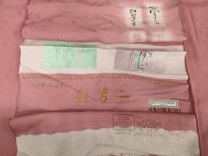 平和屋着物●大正の浮世絵師 竹久夢二 夢二ロマン 色無地 舞花地紋 加茂の里 薄紅色 丹後ちりめん 反端付き 正絹 逸品 未使用 AABI5350ck