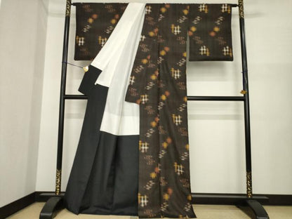 平和屋着物●国指定重要無形文化財　本場久米島紬　手織　琉球絣文様　正絹　逸品　AABI5352ck