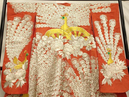 平和屋本店●色打掛　和装　婚礼　結婚式　花嫁　神社挙式　総刺繍　孔雀片輪車文　金銀糸　金通し地　正絹　逸品　AABI6080fw