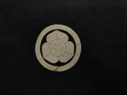 平和屋着物●男性　黒紋付　紬地　正絹　逸品　AABI6118cs