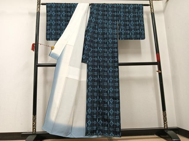 平和屋着物●上質な紬　琉球絣文様　正絹　逸品　AABI6293ph