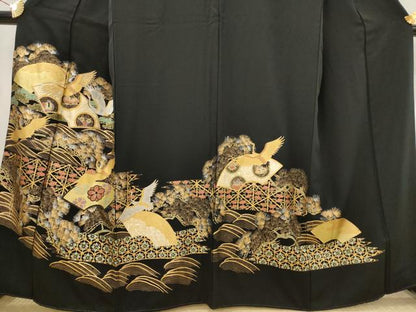平和屋着物■豪華黒留袖　駒刺繍　地紙飛鶴花文　金銀彩　正絹　逸品　AABI6428st