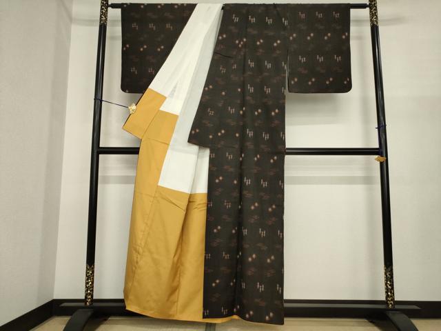 平和屋着物●国指定重要無形文化財　本場久米島紬　手織　琉球絣文様　正絹　逸品　AABI6862ck