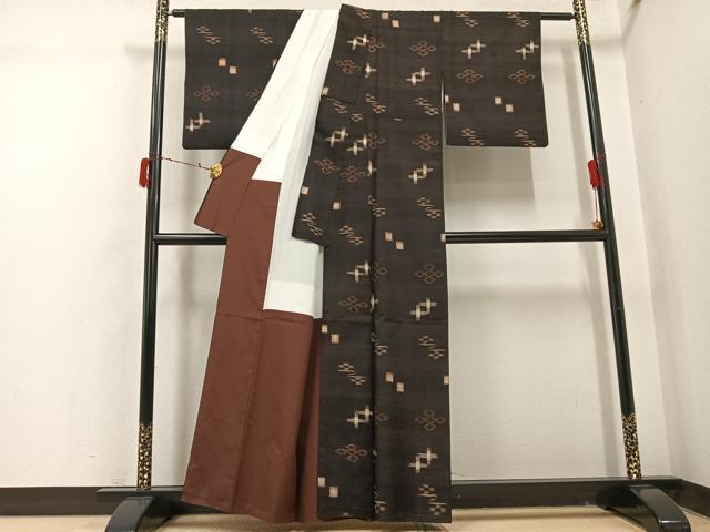 平和屋着物●国指定重要無形文化財　本場久米島紬　手織　正絹　逸品　AABI7363ph