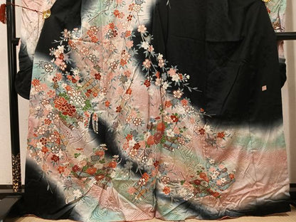 平和屋着物●谷崎潤一郎の世界　振袖　花筏文　暈し染め　黒地　金銀彩　正絹　逸品　AABI7448ph