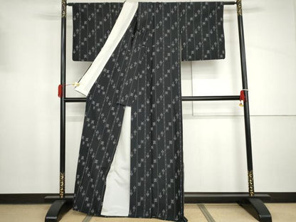 平和屋着物▽上質な紬　単衣　琉球絣文様　黒地　正絹　逸品　AABI8051cs