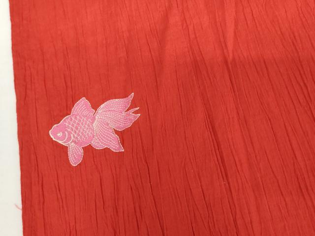 平和屋着物＊夏物　撫松庵　小紋・浴衣兼用　綿　刺繍　金魚　色無地　深緋色　洗える着物　AABI8118cs