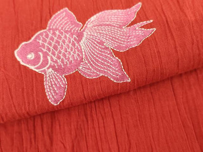 平和屋着物＊夏物　撫松庵　小紋・浴衣兼用　綿　刺繍　金魚　色無地　深緋色　洗える着物　AABI8118cs