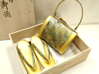 平和屋着物▼和装小物　和装バッグ・草履セット　金鷲本舗 東京謹製 キンワシ印　ハンドバッグ　唐草蔦の葉文　金銀彩　逸品　AABI8713ay