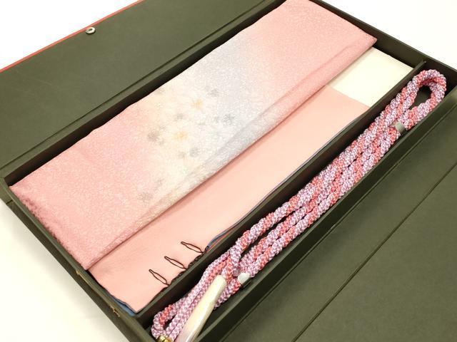 平和屋着物●和装小物　振袖用帯締め・帯揚げ・伊達衿セット　斜縞　花柄　暈し染め　金通し地　撚り房　逸品　未使用　AABI8756ay