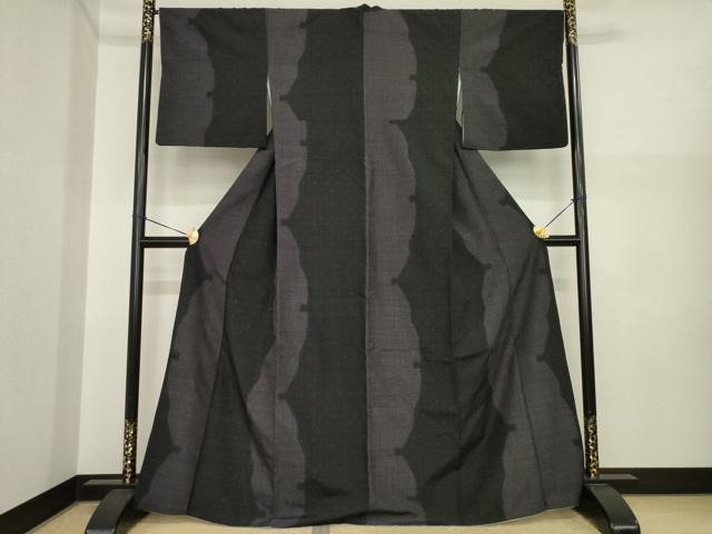 平和屋着物●結城紬　80亀甲　雪輪重ね間道　黒地　やまと誂製　正絹　逸品　AABI8827ck