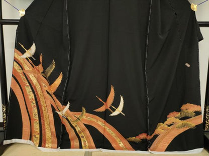 平和屋着物●豪華黒留袖　作家物　駒刺繍　飛鶴吉祥松文　丹後ちりめん　金彩　仮絵羽　正絹　逸品　未使用　AABI8844ck