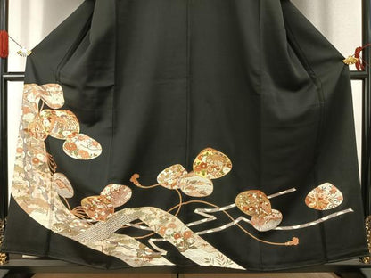 平和屋着物●創業460年・千總　黒留袖　駒刺繍　御所車花鳥文　金彩　正絹　逸品　AABI9027fy