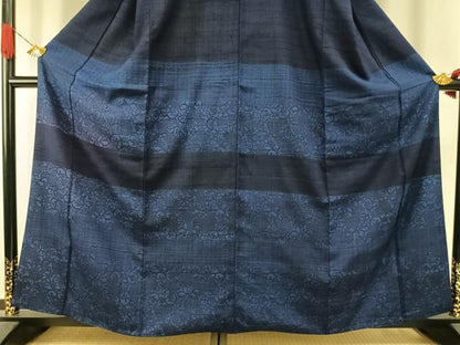 平和屋着物●訪問着　紬地　藍　型染め　花唐草文　正絹　逸品　AABI9303fy