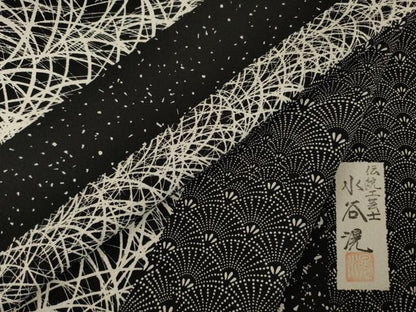 平和屋着物●伝統工芸士　水谷滉　小紋　間道　黒地　正絹　逸品　AABI9702ck