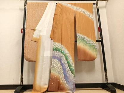 平和屋着物●東京友禅　菅有鬼一　振袖　舞花文　暈し染め　金通し地　正絹　逸品　AABJ0152ph