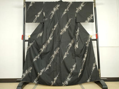 平和屋着物●本場大島紬　カタス9マルキ　地空き　枝梅文　黒地　正絹　逸品　AABJ0934cs