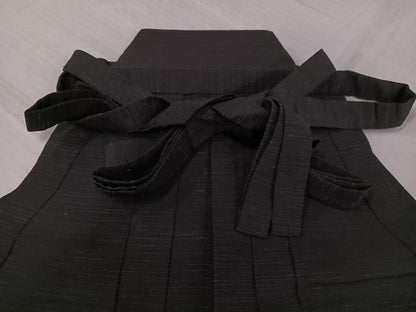 平和屋着物●男性　馬乗り袴　紬地　黒地　正絹　逸品　AABJ1280ph