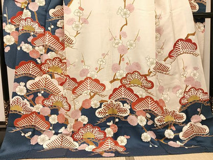 平和屋着物●豪華振袖　駒刺繍　梅松文　金彩　正絹　逸品　AABJ1303ph