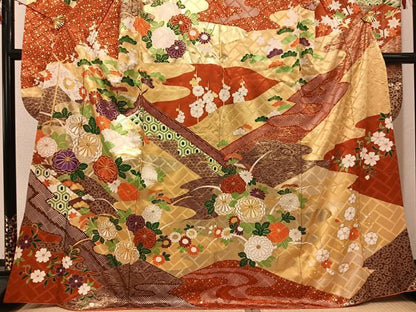 平和屋着物●豪華振袖　駒刺繍　草花文　金彩　正絹　逸品　AABJ1400ph