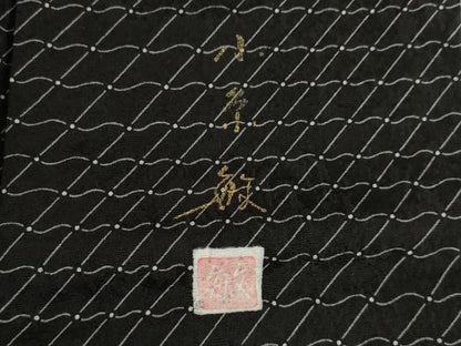 平和屋着物●創業140年　小糸染芸の四代目　小糸敏夫　小紋　瓦文様　黒地　正絹　逸品　AABJ1439ck