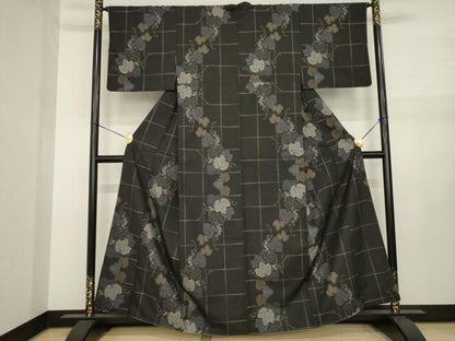 平和屋着物●本場大島紬　カタス9マルキ　葡萄唐草文　黒地　正絹　逸品　AABJ1488ck