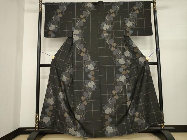 平和屋着物●本場大島紬　カタス9マルキ　葡萄唐草文　黒地　正絹　逸品　AABJ1488ck