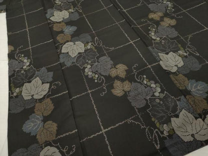 平和屋着物●本場大島紬　カタス9マルキ　葡萄唐草文　黒地　正絹　逸品　AABJ1488ck