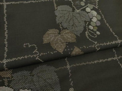 平和屋着物●本場大島紬　カタス9マルキ　葡萄唐草文　黒地　正絹　逸品　AABJ1488ck