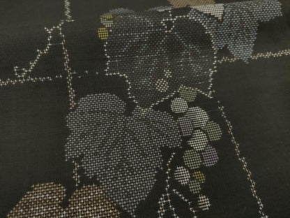 平和屋着物●本場大島紬　カタス9マルキ　葡萄唐草文　黒地　正絹　逸品　AABJ1488ck