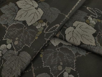 平和屋着物●本場大島紬　カタス9マルキ　葡萄唐草文　黒地　正絹　逸品　AABJ1488ck