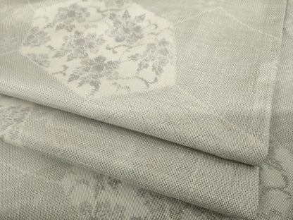 平和屋着物●本場大島紬　白大島　カタス9マルキ　割付き花唐草文　正絹　逸品　AABJ1500ck