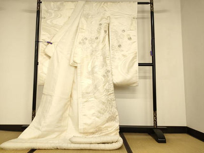 平和屋本店●白打掛　白無垢　和装　婚礼　結婚式　花嫁　神社挙式　駒刺繍　飛鶴舞花松文　逸品　AABJ2813fw