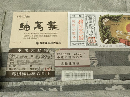 平和屋着物●都喜ヱ門　本場大島紬　白大島　総絣 藤絹織物謹製 前田タヅ子作　小花に誘われて　証紙付き　正絹　逸品　未使用　AABJ3689cs