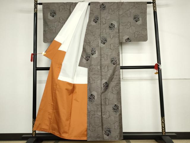 平和屋着物●本場大島紬　泥染め　カタス9マルキ　亀甲重ね草花文　正絹　逸品　未使用　AABJ3824cs