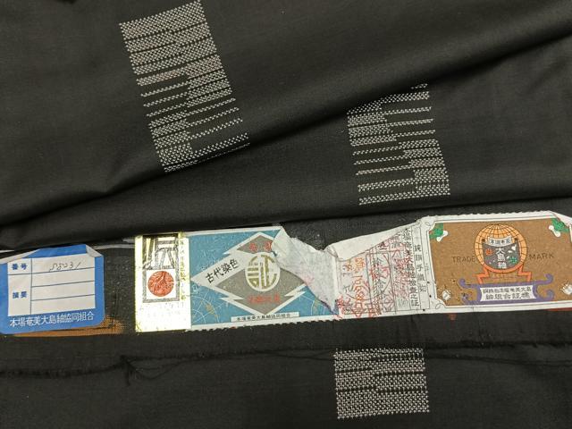 平和屋着物●本場大島紬　カタス9マルキ　手織　色紙文　黒地　藤村絹織物謹製　証紙付き　正絹　逸品　AABJ4661fy