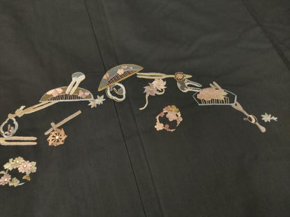 平和屋着物●本場大島紬　染大島　訪問着　総刺繍　器物文　かんざし　櫛　黒地　金糸　正絹　逸品　AABJ4993ck