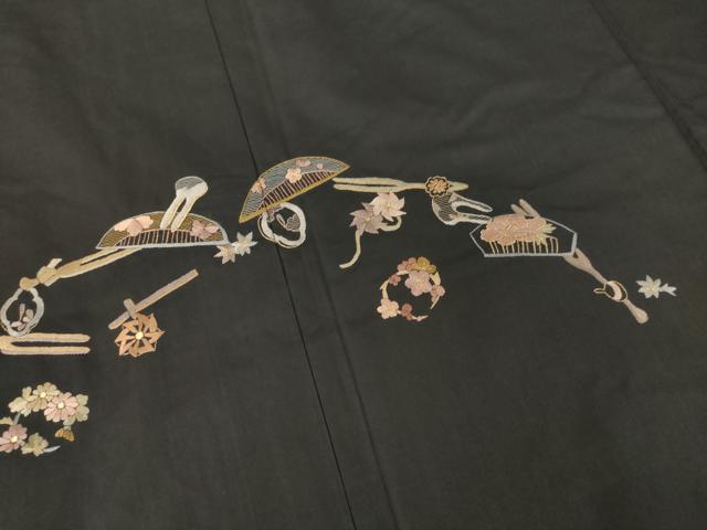 平和屋着物●本場大島紬　染大島　訪問着　総刺繍　器物文　かんざし　櫛　黒地　金糸　正絹　逸品　AABJ4993ck