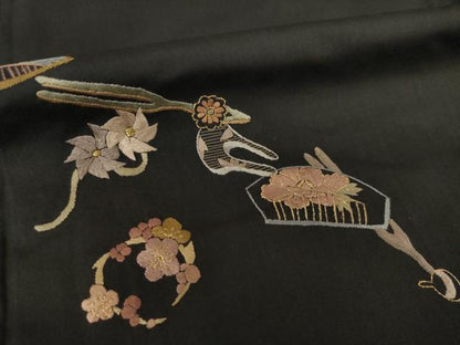 平和屋着物●本場大島紬　染大島　訪問着　総刺繍　器物文　かんざし　櫛　黒地　金糸　正絹　逸品　AABJ4993ck