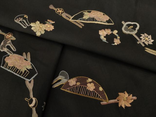 平和屋着物●本場大島紬　染大島　訪問着　総刺繍　器物文　かんざし　櫛　黒地　金糸　正絹　逸品　AABJ4993ck