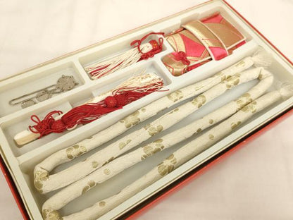 平和屋着物[]七五三　女の子　和装小物セット　舞花文　金糸　箱付き　逸品　AABJ5622ja