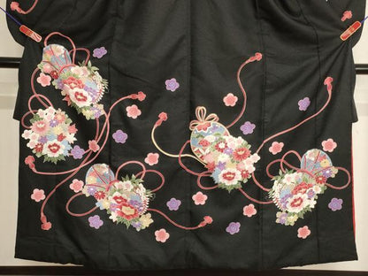 平和屋着物∵女の子　十三参り　子供　祝着・長襦袢(袷・半衿刺繍)セット　花丸鼓文　黒地　AABJ5638ja